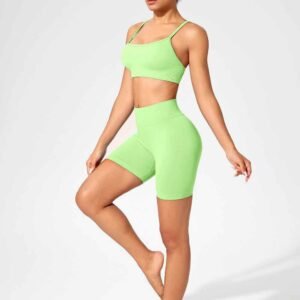 Chaqueta deportiva color canela con jeans