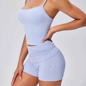 pantalones cortos con zapatillas de tenis