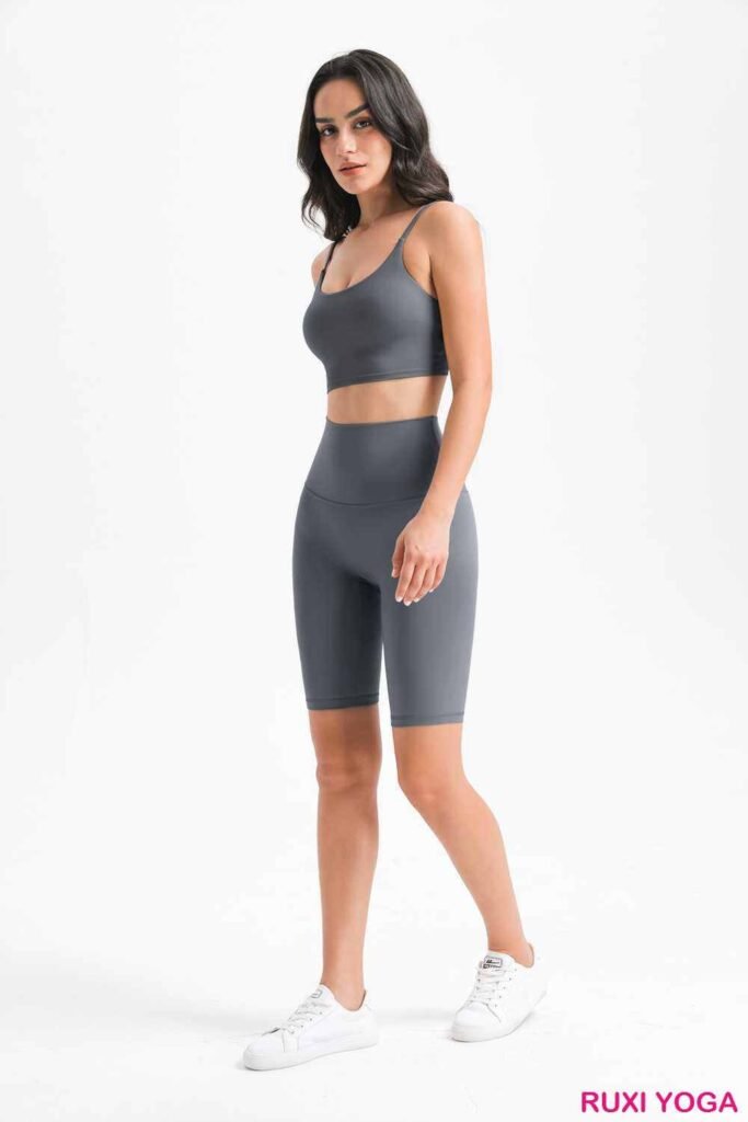 pantalones cortos sobre pantalones de yoga